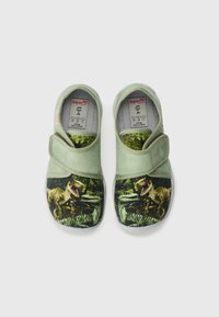 Zöld vászon slip-on cipők, elöl dinoszaurusz grafikával. Velcro pánttal és texturált talppal a tapadás érdekében.