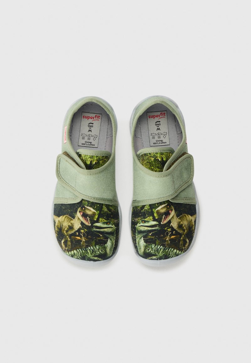 Zöld vászon slip-on cipők, elöl dinoszaurusz grafikával. Velcro pánttal és texturált talppal a tapadás érdekében.