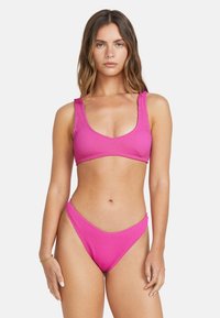 SUMMER HIGH - MIT MITTLERER BEDECKUNG - Bikini top - pink