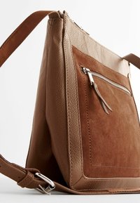 Next POCKET MESSENGER - REGULAR FIT - Rankinė per petį - tan brown
