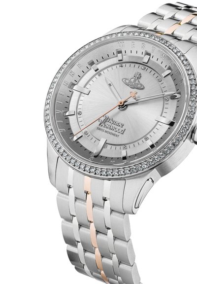 Zilveren roestvrijstalen horloge met een roségouden accent op de band, een gestructureerde zilveren wijzerplaat en een bezel versierd met heldere kristallen.