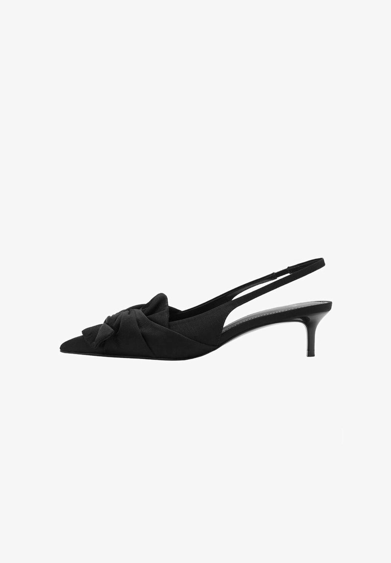 Musta slingback-kengät, joissa on kärjellinen siluetti, nauhat yksityiskohtana vampissa, teksturoitu kangas ja hoikka 3-tuumainen kiiltävä korko.