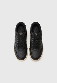 Fekete sneaker sima bőr és mintás textil felsőrésszel, kerek orral, texturált talppal és lapos fekete fűzőkkel. Márkajelzés a nyelven és a belső talpban.