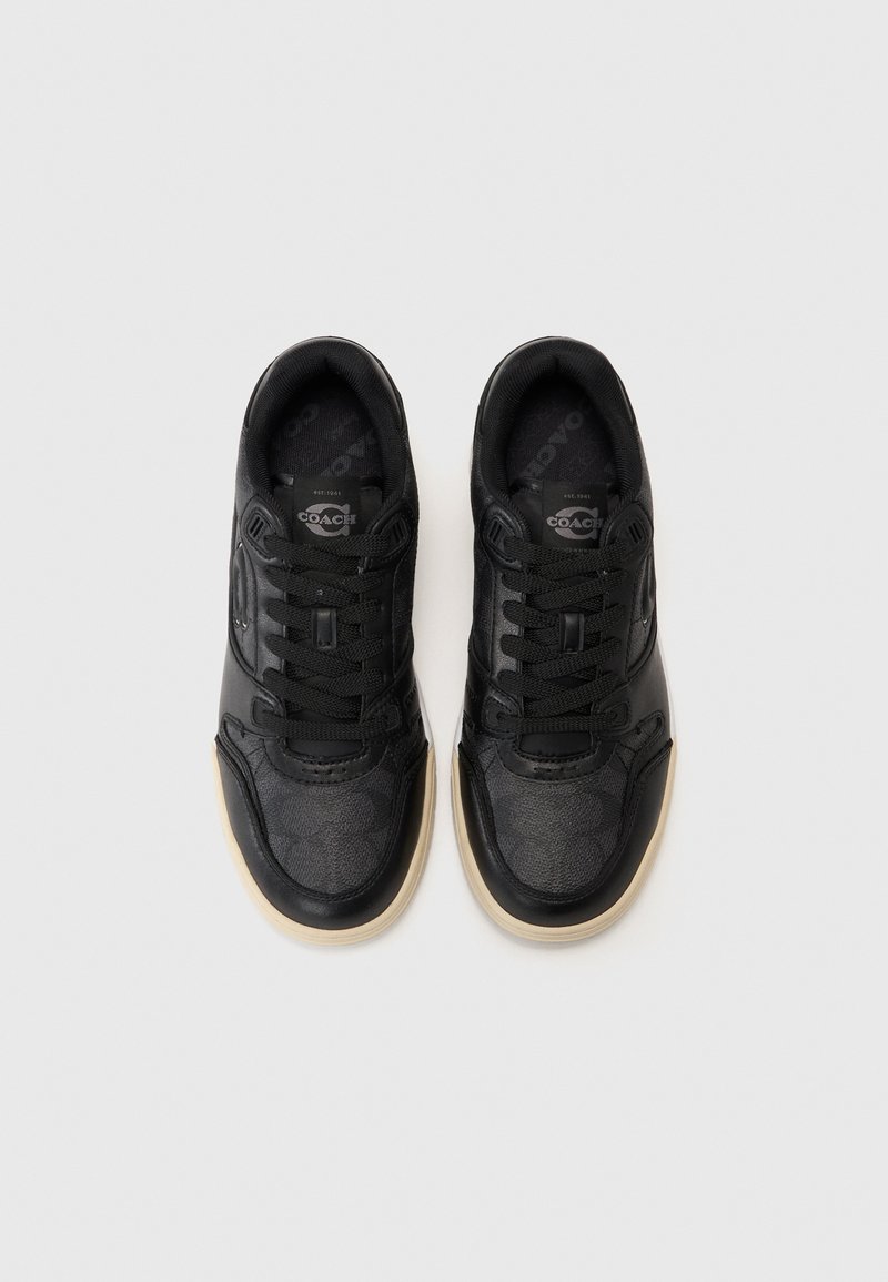 Zwarte sneakers met een bovenwerk van glad leer en een gepatternde textiel, ronde neus, gestructureerde zool en platte zwarte veters. Merkopdruk op de tong en inlegzool.