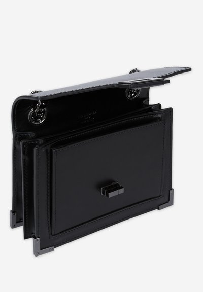 Černá kožená peněženka s hladkým povrchem, má klopu s uzávěrem, stříbrné kovové detaily a elegantní, kompaktní design.