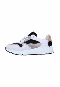 Sneakers met een witte leren bovenkant, zwarte mesh accenten, grijze en beige overlays, en een gestructureerde hiel, met een witte rubberen zool.
