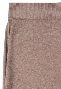 Pantalons tricotés marron avec une taille élastique striée et des poches latérales visibles sur un fond blanc.