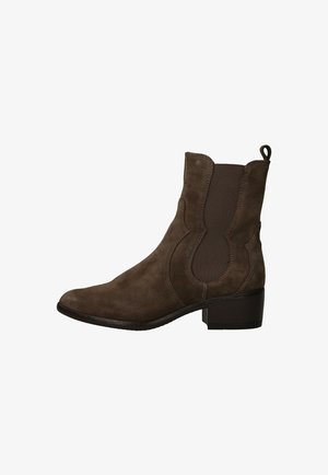 Bruine suède enkelboot met elastische zijpanelen, ronde neus en een blokhak van 5 cm. Lussen detail aan de achterkant voor gemakkelijk aan- en uittrekken.