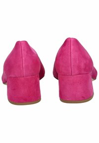 Scarpe con tacco a blocco in suede rosa, con punta affusolata, che mostrano una texture liscia e un tacco basso e largo per una maggiore stabilità.