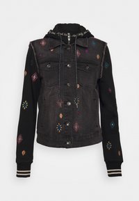 Svart denimjacka med huva, som har färgglada broderade mönster på ärmarna, tryckknappar och randiga muddar.