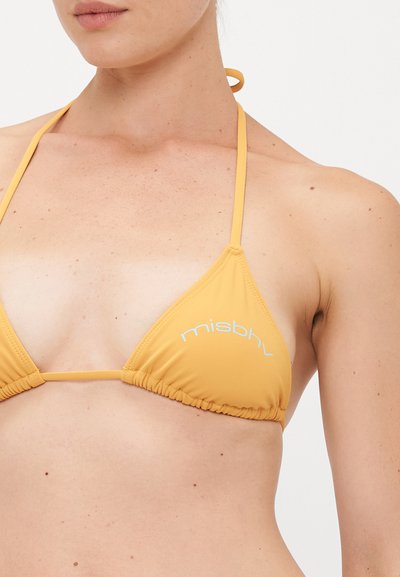 Dzeltena bikini tops ar trīsstūra dizainu, izgatavota no gludas auduma. Iezīmē savilktu malām un zīmola nosaukumu "misbhv" zilā krāsā.