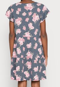 Blommig klänning med en blågrå bas och rosa rosor. Korta, lätta ärmar och t-shirtsdesign. Tillverkad av mjukt, lätt material.