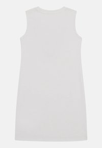 Valkoinen hihaton mekko, joka on valmistettu pehmeästä puuvillasta. Mekossa on pyöreä kaula-aukko ja yksinkertainen, suora leikkaus ilman kuvioita tai koristeluja.