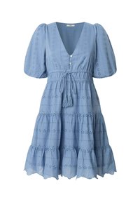 Jasnoniebieska sukienka z teksturowanej tkaniny, z bufiastymi rękawami, dekoltem w kształcie litery V, zapięciem na guziki oraz warstwowym dołem ozdobionym koronką.