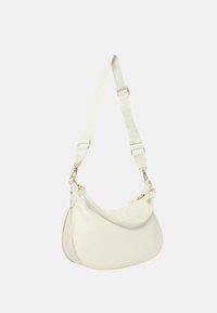 Borsa in ecopelle bianca con forma curva, dotata di tracolla removibile, accessori in oro e tasca con zip. Texture liscia.
