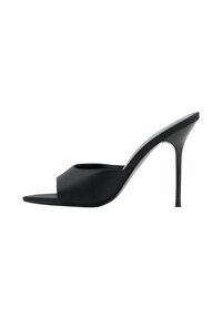 Mules negros de tacón alto con puntera abierta, acabado en satén elegante, parte superior curva y tacón stiletto delgado. Diseño minimalista.