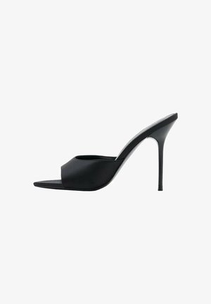 Mules negros de tacón alto con puntera abierta, acabado en satén elegante, parte superior curva y tacón stiletto delgado. Diseño minimalista.