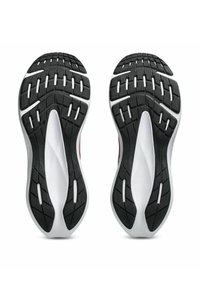 Suole in gomma nera per scarpe sportive con un motivo testurizzato, caratterizzate da dettagli bianchi e scanalature per la trazione, offrendo un design leggero.