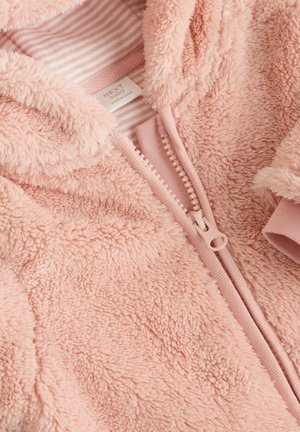 Chaqueta de forro polar rosa y esponjosa con forro interno a rayas y puños suaves. Cuenta con un zipper delantero y una etiqueta que dice "NEXT Baby".