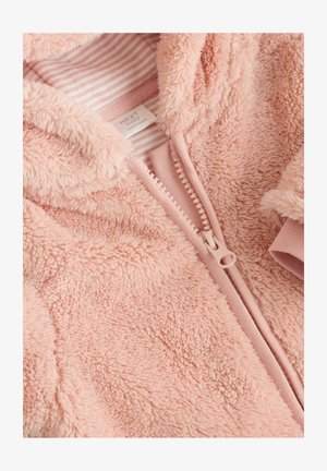 Chaqueta de forro polar rosa y esponjosa con forro interno a rayas y puños suaves. Cuenta con un zipper delantero y una etiqueta que dice "NEXT Baby".