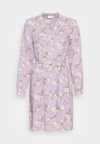 Vestido com padrão floral em lilás claro, feito de tecido, com mangas longas, decote em V e um cinto a condizer na cintura.