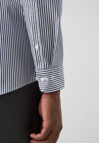 OLYMP No. Six Alkalmi ing - marine