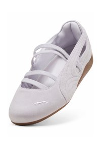Ballerine en daim gris clair avec brides croisées et semelle en caoutchouc naturel, ornée d'un logo Puma blanc sur l'avant.