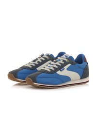 Sneakers sportivi blu e grigi con una tomaia in tessuto testurizzato, accenti bianchi, lacci a contrasto e una suola in gomma con un classico motivo di battistrada.