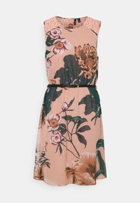 Robe sans manches pêche avec un grand imprimé floral en vert et marron, des panneaux en dentelle sur les épaules, et une fine ceinture noire à la taille.