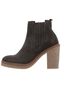 Tumman harmaan mokkanahkasaappaan nilkkamalli, jossa on teksturoitu korkea korko, joustavat sivupaneelit ja koristeompeleet varren yläosassa. Klassinen muotoilu.