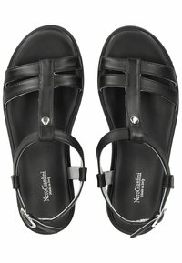 Černé kožené sandály s několika popruhy, okem na palec a přezkou. Mají polstrovanou stélku a hladký povrch.