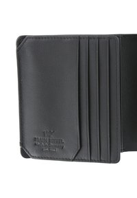 Portafoglio in pelle nera con molteplici scomparti per carte e logo in rilievo. Caratterizzato da una texture liscia e cuciture precise lungo i bordi.