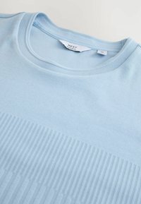 Pulover albastru deschis, de mărime medie, cu croială obișnuită, cu decolteu rotund și detalii tricotate cu model reiat pe față.