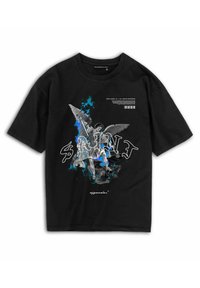 Schwarzes T-Shirt mit einem Grafikdesign eines Engels und einer Figur, mit blauen Akzenten und weißem Text, der "SAINT" sagt. Grafische Elemente umfassen detaillierte Flügel.