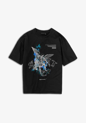 Tricou negru cu un grafic care prezintă un înger și o figură, cu accente albastre și text alb care spune "SFÂNT." Elementele grafice includ aripi detaliate.