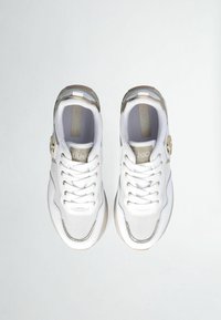 Zapatillas deportivas blancas con material de malla y sintético, que presentan acentos dorados, puntera redonda y diseño de cordones. Logo distintivo en el lateral.