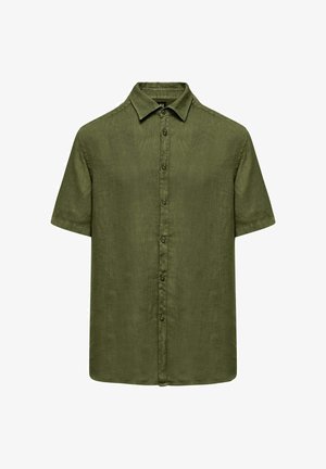 Oliwkowa koszula z krótkim rękawem na guziki z klasycznym kołnierzem i lnianą fakturą, przedstawiona na białym tle.