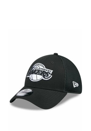 Schwarze Baseballkappe der Los Angeles Lakers mit Netzrückseite und gebogenem Schirm, vorne mit gesticktem Teamlogo und seitlich mit Markenlogo versehen.
