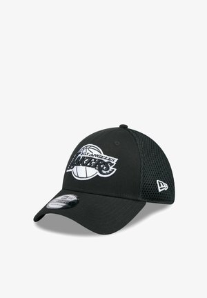 Schwarze Baseballkappe der Los Angeles Lakers mit Netzrückseite und gebogenem Schirm, vorne mit gesticktem Teamlogo und seitlich mit Markenlogo versehen.