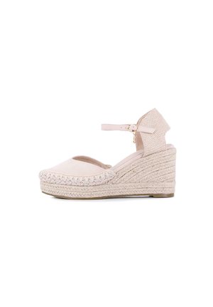 Sandalia espadrille beige con cuña, con tira en el tobillo, detalle trenzado en la puntera y suela de plataforma de yute tejido.
