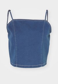 Modrý denimový crop top s tenkými ramennými popruhmi, s priliehavým strihom a odhalenými stehovými detailmi pozdĺž švov.