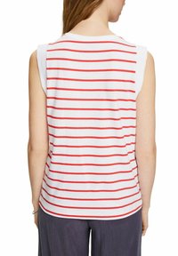 Camiseta de algodón sin mangas a rayas rojas y blancas con un escote redondo y un corte relajado, vista desde la parte de atrás.