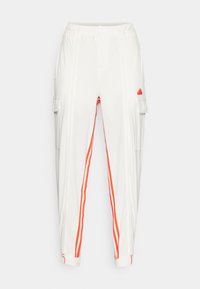 Bílé cargo kalhoty s elastickým pasem, které mají vertikální oranžové pruhy podél nohavic a boční kapsy. Hladká, lehká látka.