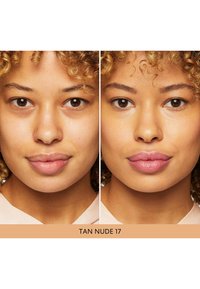 Comparativa de muestras de labios en dos tonos: a la izquierda se muestran labios naturales, a la derecha presenta un brillo suave en rosa. Acabado mate, destacando la textura y la riqueza del color.