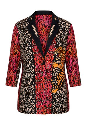 Chaqueta a medida con estampado de leopardo, degradado en rojo y naranja, solapas negras con relámpagos, estrellas doradas y un gráfico de un tigre rugiente en la parte delantera.