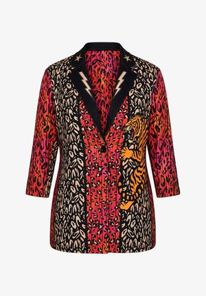 Maßgeschneiderte Jacke mit Leopardenmuster, rotem und orangefarbenem Farbverlauf, schwarzen Revers mit Blitzmotiven, goldenen Sternen und einem brüllenden Tiger-Print vorne.