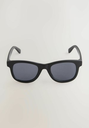 Schwarze Sonnenbrille mit einem Kunststoffrahmen, rechteckigen Gläsern und dunklen getönten Gläsern. Verfügt über gebogene Bügel für mehr Komfort.
