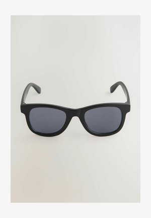 Schwarze Sonnenbrille mit einem Kunststoffrahmen, rechteckigen Gläsern und dunklen getönten Gläsern. Verfügt über gebogene Bügel für mehr Komfort.