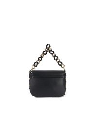 Borsa a spalla in pelle nera con una tracolla a catena chunky, superficie testurizzata, borchie dorate sui lati e chiusura a pattina.