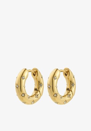 Pendientes de aro de oro con un acabado suave y texturizado, que cuentan con pequeños acentos en forma de estrella y un diseño de cierre seguro.